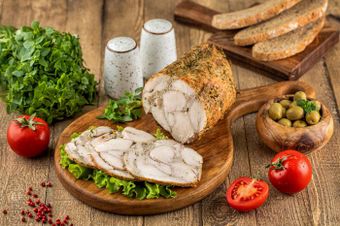 Рулет Деликатесный филе грудки пряные травы (Очаково).jpg