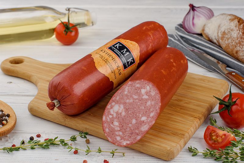 Файл:Колбаса полукопченая Купеческая (КМК).jpg