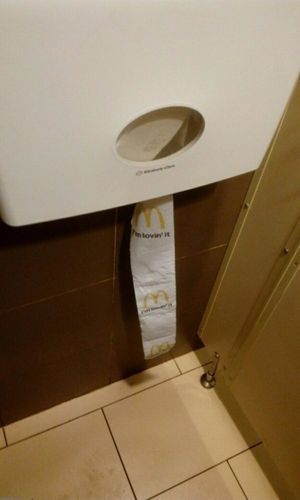 Туалетная бумага в Burger King на Арбате.jpg