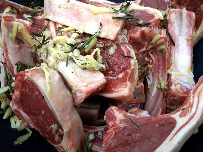Файл:Raw lamb cutlets with shredded ginger and rosemary.jpg