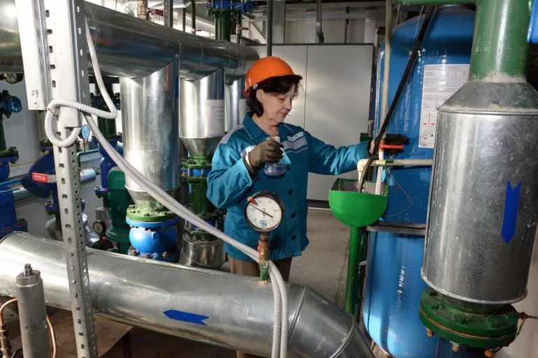 Файл:Аппаратчик химической обработки технического сырья.webp