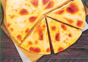 Пирог Осетинский с капустой и мясом (Окраина).jpg